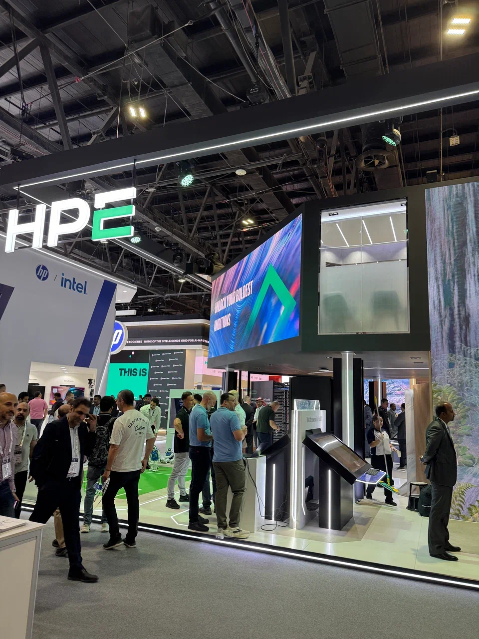 GITEX Global 2025: Dell, Huawei, Cisco, Kaspersky и что еще мы увидели на стендах участников - 13